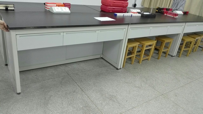 實(shí)驗(yàn)臺